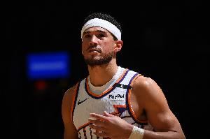 泡泡战神+1！布克20年进园区后场均30.5分6助 战绩8胜0负