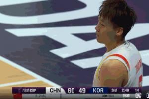 扑防被裁判吹罚三分犯规 赵睿不断跟裁判示意自己是正常防守