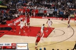 且退且进!小贾巴里-史密斯积极退防 补防迎面钉板大帽谢德!